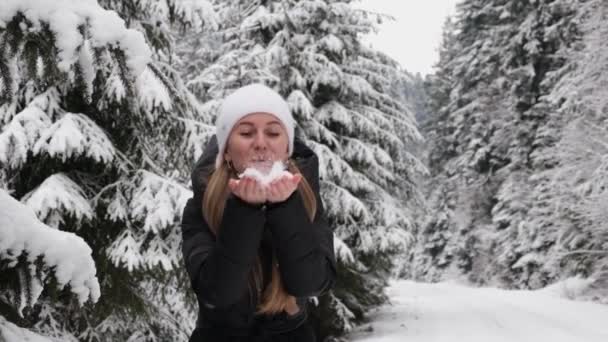 Chica Sostiene Nieve Sus Manos Sopla Divierte Bosque Invierno Super — Vídeo de stock