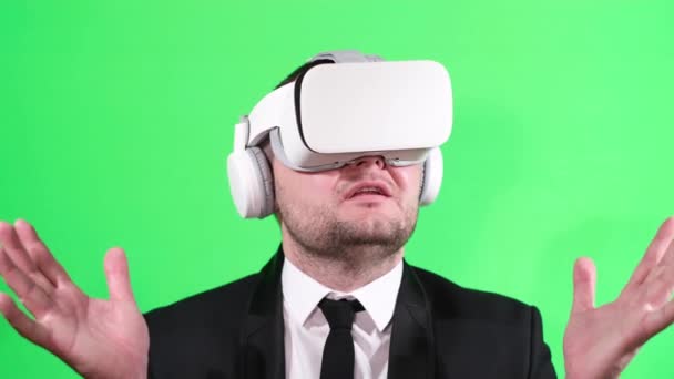 Άνθρωπος Επαγγελματικό Κοστούμι Γυαλιά Εικονικής Πραγματικότητας Φόντο Chromakey Υπάλληλος Γραφείου — Αρχείο Βίντεο