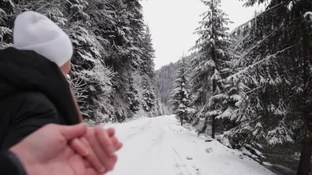 Couple Love Walk Together Asphalt Road Snow Covered Forest Trees — Vídeo de Stock