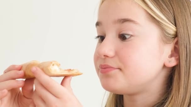 Face Teenage Girl Schoolgirl White Background Eating Slice Pizza Harmful — ストック動画