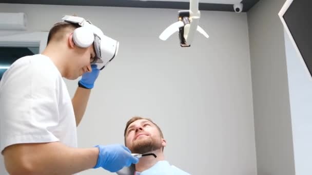 Лікування Зубів Через Окуляри Віртуальної Реальності Медичні Технології Майбутнього — стокове відео