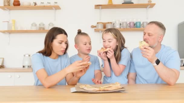 Happy Family Four Eating Pizza Kitchen Family Shooting Studio — Vídeo de Stock
