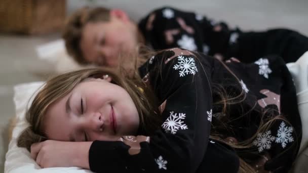 Children Dressed Christmas Sweaters Fell Asleep Sweetly Waiting Santa Claus — Vídeo de Stock