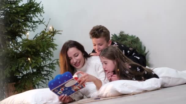 Mom Children Lying Christmas Tree Writing Letter Santa Claus New — 图库视频影像