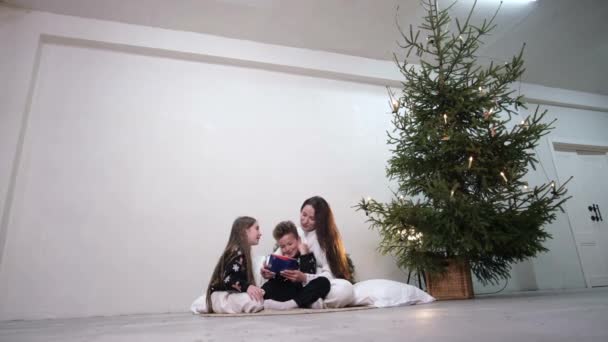 Mom Kids Writes Letter Santa Claus Happy Family New Years — Vídeos de Stock
