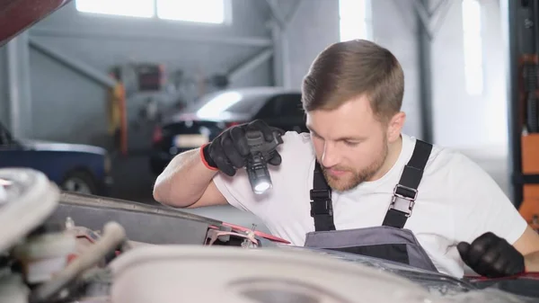 Mecánico Inspecciona Coche Trabajo Mecánico Automóviles Taller Moderno Servicio Automóviles —  Fotos de Stock