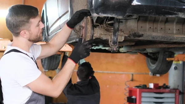 Mecánico Americano Trabajando Centro Servicio Autos Reparación Mantenimiento Vehículos Eléctricos — Foto de Stock