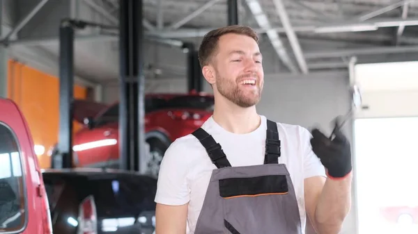 午休时间 男性汽车修理工用钥匙玩耍 专业汽车服务的主人 4K视频 — 图库照片