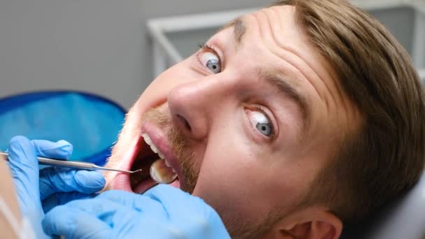 Испуганный Пациент Время Стоматологического Лечения Пациенты Закрываются Своевременное Лечение Зубов — стоковое видео