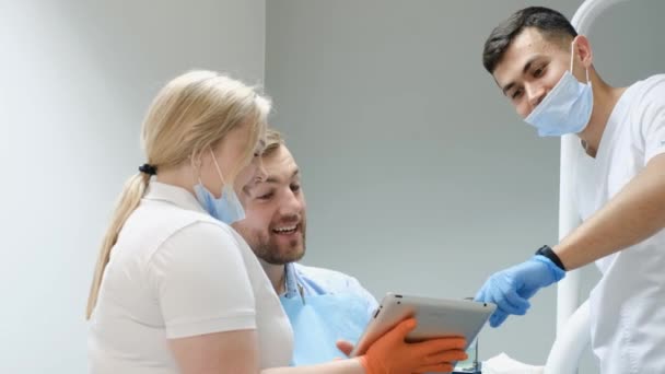 Врач Ассистент Обсуждают Пациентом План Лечения Зубов Современный Подход Стоматологии — стоковое видео