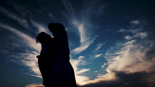 Happy Embrace Mother Son Background Sunset Family Silhouette Happiness Together — Vídeo de stock