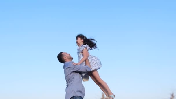 Summer Happy Joyful Child Father Cheerfully Throws His Daughter Air — Vídeo de Stock