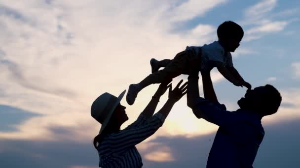 Child Arms Parents Jumps Dad Mom Happy Family Walking Sunset — Vídeo de stock