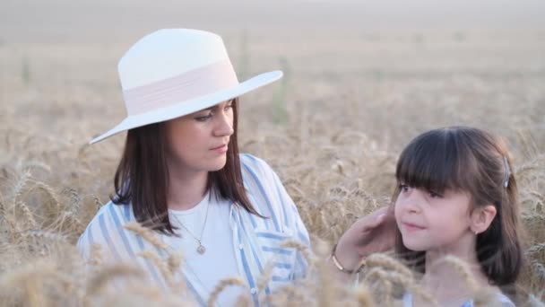 Brunette Woman Her Little Daughter Sitting Wheat Field Woman Hat — Vídeo de stock