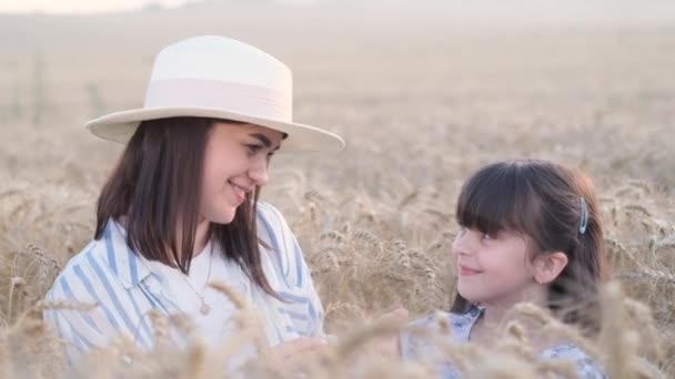 American Family Woman Her Daughter Sitting Wheat Field Enjoying Nature — Vídeo de Stock