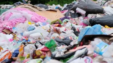 Okyanus kıyısında bir sürü plastik çöp atılır. Okyanus çöplüğü ve kirliliği kavramı. Küresel felaket