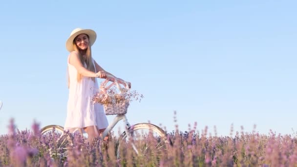 Gyönyörű Francia Fehér Ruhában Fehér Kalapban Levendulamezőn Egy Biciklis Szőke — Stock videók