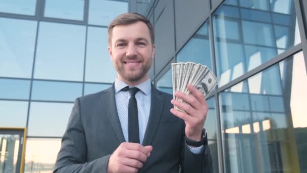 Retrato Jovem Sorridente Banqueiro Homem Negócios Com Uma Pilha Dólares — Vídeo de Stock