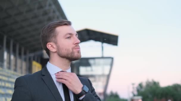 Jeune Banquier Confiant Tient Dans Ville Ajuste Cravate Homme Affaires — Video