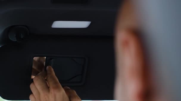 Egy Kopasz Férfi Egy Autó Fekete Belsejében Belenéz Tükörbe Nézz — Stock videók