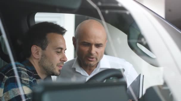 Müşteri Yeni Bir Arabanın Kabininde Oturuyor Araba Testi Müşteri Yönetici — Stok video