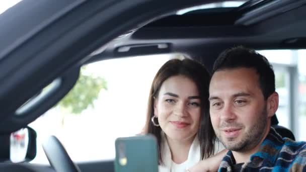 快乐而笑着的夫妻在新车里自私自利 新购买的喜悦 — 图库视频影像