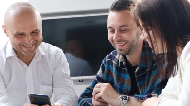 Cheery Young Couple Speaking Buying New Car Auto Salesman Vehicle — Video Stock