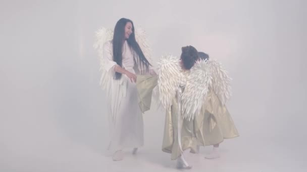 Charming Video Mother Children Smoke Form Angels White Wings Holding — Stock Video