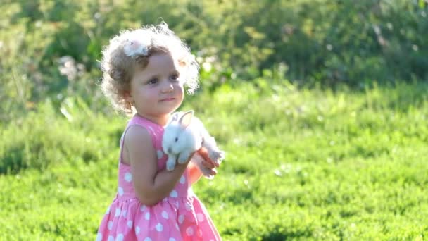 Dítě Hraje Opravdovým Králíkem Letní Zahradě Velikonoční Prázdniny Chlupaté Zvířátko — Stock video