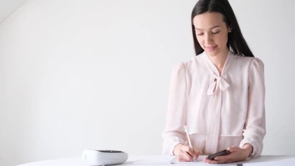 Brunette Business Girl Writes Work Plan Notebook Work Field Finance — Stock Video