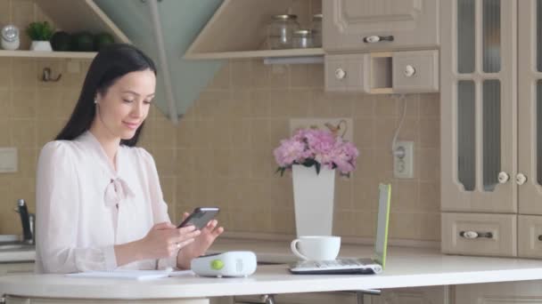 Hermosa Chica Usando Teléfono Inteligente Casa Lugar Trabajo Cocina Exitosa — Vídeo de stock