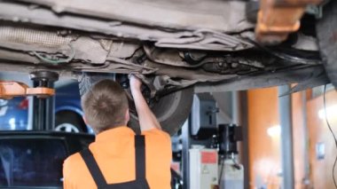 Amerikalı bir tamirci araba tamirhanesinde çalışırken araba teftişi yapar. Küçük otomotiv işi. Araba tamiri serviste.