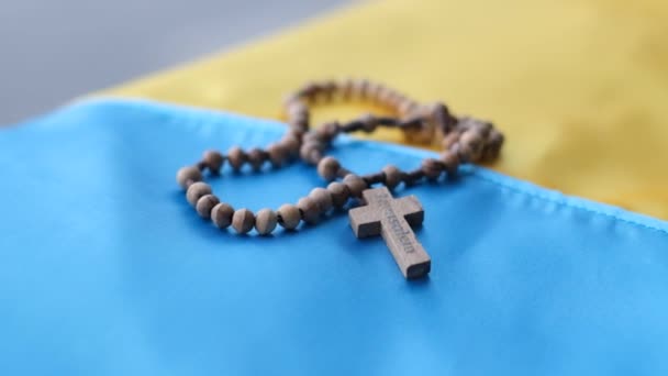 Ukrayna Bayrağında Tespih Ukrayna Nın Özgürlüğü Için Dua Özgür Bir — Stok video