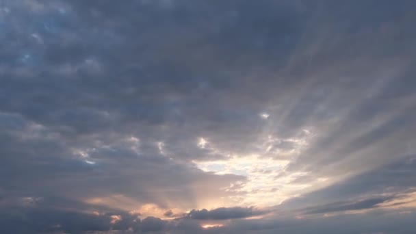 Timelapse Ενός Όμορφου Ηλιοβασιλέματος Φωτεινά Σύννεφα Τρέμει Στο Πλαίσιο — Αρχείο Βίντεο