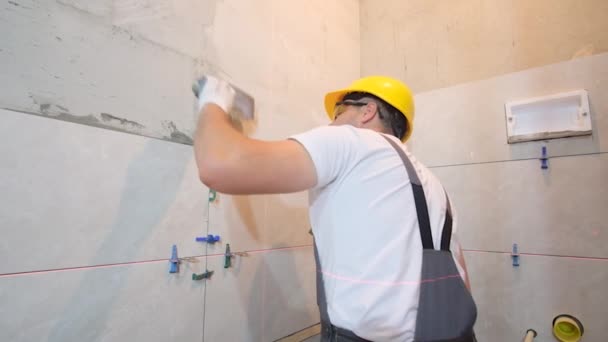 Der Bauunternehmer Verlegt Keramikfliesen Der Wand Moderne Renovierung Des Hauses — Stockvideo