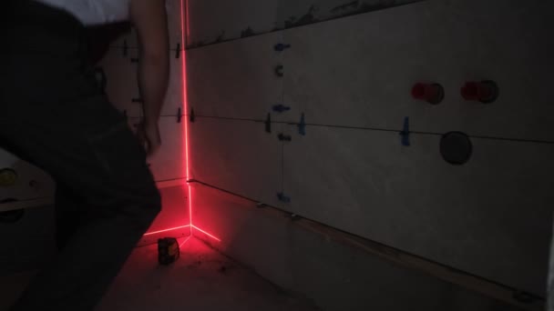 Artesão Usa Laser Moderno Para Colocar Telhas Chão Reparos Dentro — Vídeo de Stock