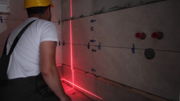 Byggaren Använder Nivålaser Lägga Keramiska Plattor Lägenheten Modern Reparation — Stockvideo