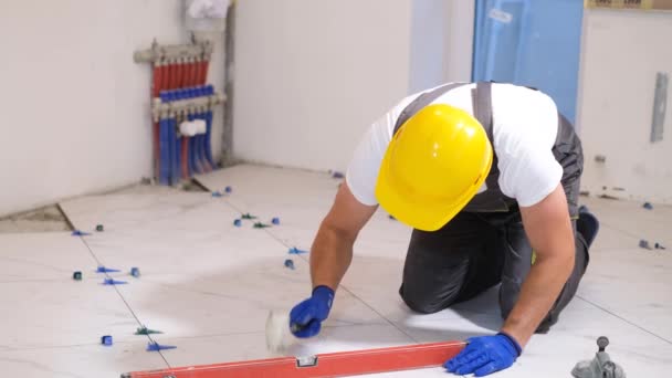 Alicatero Instala Baldosas Suelo Reparando Interior Casa Maestro Profesional Construcción — Vídeo de stock