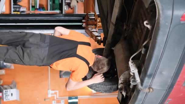 Video Verticale Giovane Meccanico Tuta Lavoro Ispeziona Auto Ingegnere Guarda — Video Stock