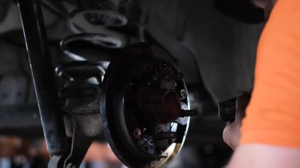 Mecânico Automóveis Americano Inspeciona Carro Enquanto Trabalha Uma Oficina Reparação — Vídeo de Stock