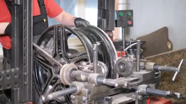 Auto Mechanic Aligns Car Rims Tire Fitting Tire Machine Rolling — Stock Video