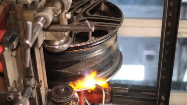 Vertical Video Car Mechanic Aligns Car Rims Welding Machine Tire — Stock Video