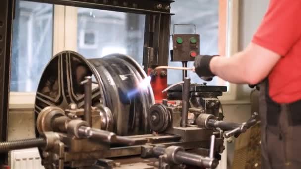 Araba Disklerinin Otomatik Kaynaklama Ile Hizalanması Çelik Tekerleklerin Çalıştırılması Hizalanması — Stok video