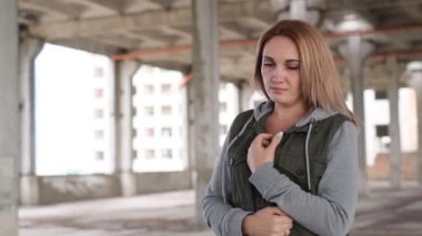 Ukraynalı bir kadın savaşın bitmesi için dua ediyor, harabelerde şarkı söylüyor. Ukrayna 'nın Rusya' ya karşı savaşı