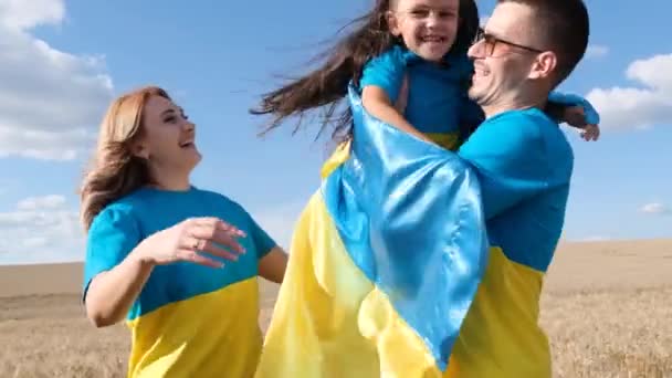 Szczęśliwa Ukraińska Rodzina Środku Pola Pszenicy Ubrani Niebieskie Żółte Ubrania — Wideo stockowe