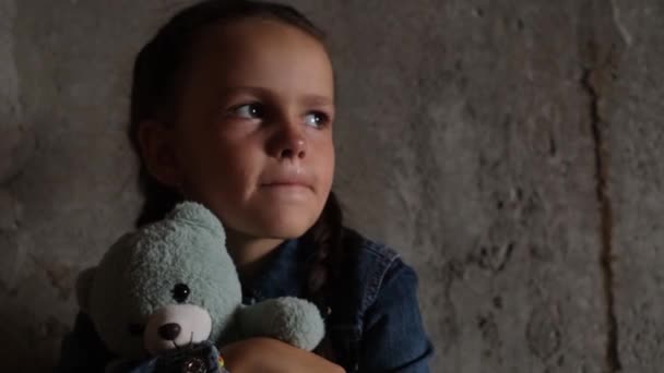 Dziecko Miękką Zabawką Schronie Bombowym Wojna Ukrainie Żadnej Wojny Ukrainiec — Wideo stockowe