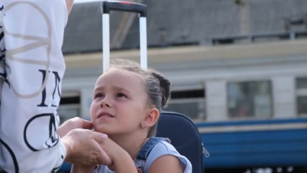 Gyerek Elbúcsúzik Anyjától Vasútállomáson Nehéz Jelenet Háború Gyermekei Állítsa Meg — Stock videók