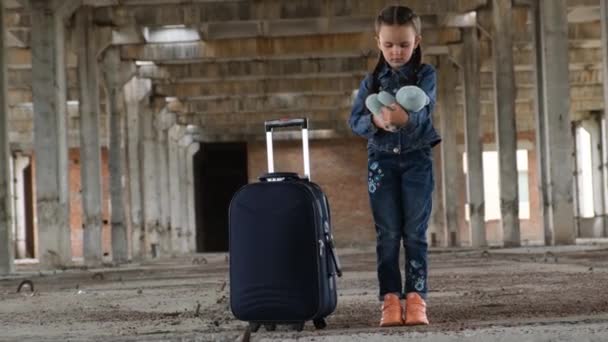Elinde Bavul Yumuşak Bir Oyuncakla Mülteci Bir Çocuk Zor Bir — Stok video