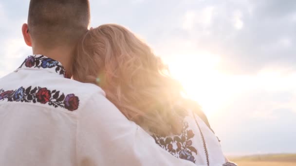 Heureux Couple Ukrainien Amoureux Vêtu Vêtements Brodés Beau Coucher Soleil — Video