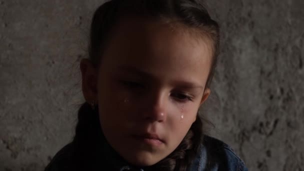 Dítě Utírá Slzy Tváře Malá Holčička Pláče Válka Ukrajině Úkryt — Stock video